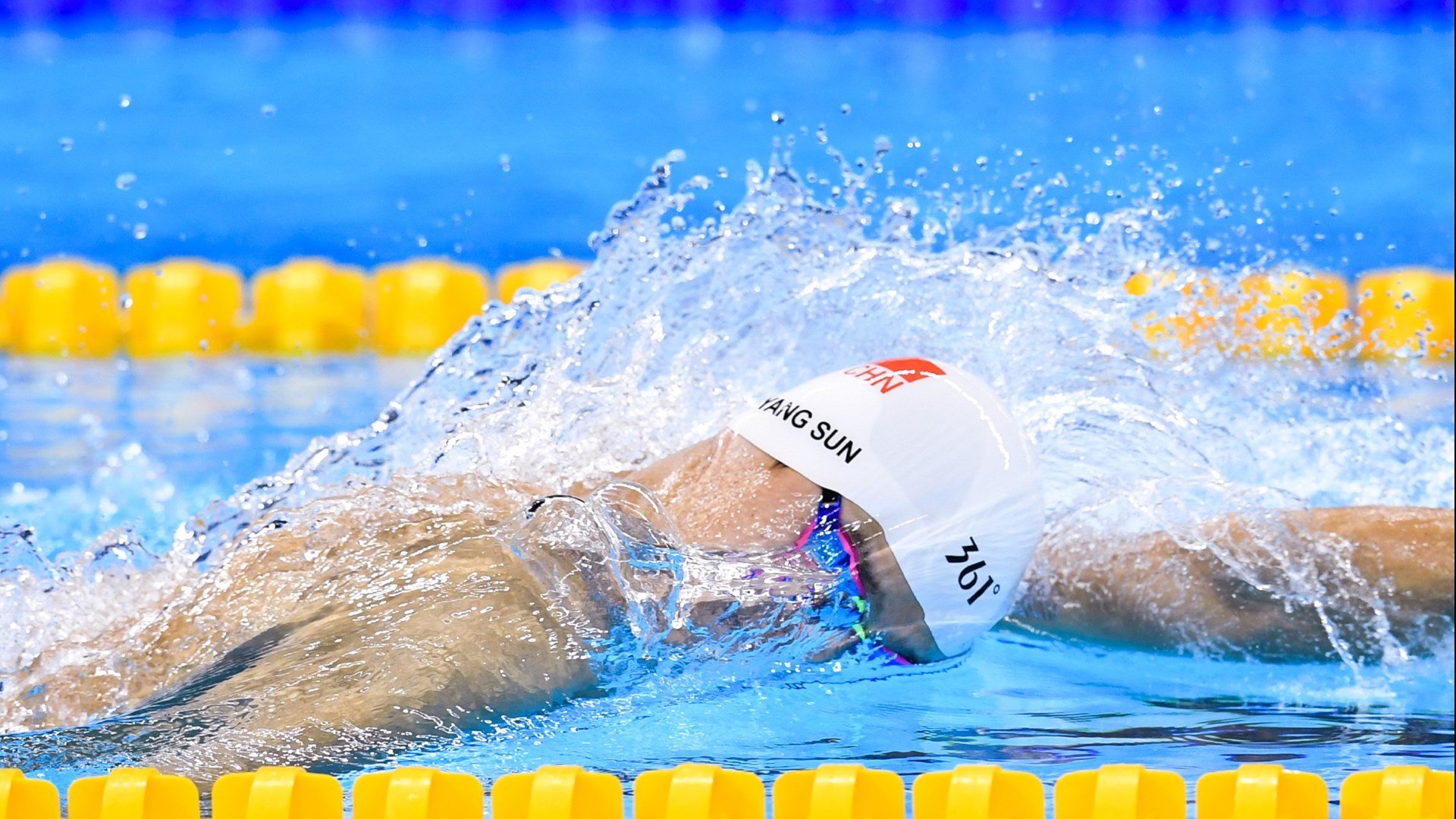 _夜幕城市骑行：灯火中的速度狂欢_，骑行夜景